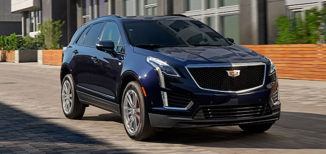 Cadillac XT5 2022, camioneta familiar con parrilla de diseño sport y faros intellibeam